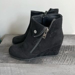 Black heel bootie